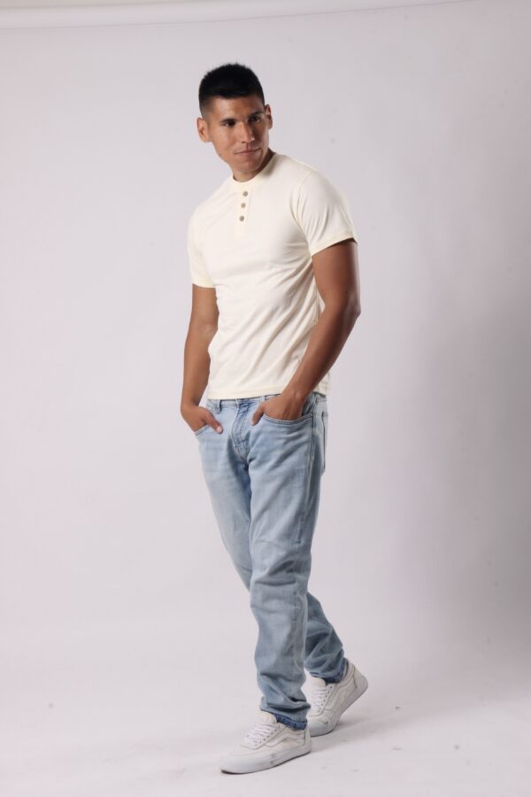 C8CA5D81-6C1A-475A-82AA-1DC54839A472-37003-00000BCA39C8F1A4 Remera Henley Tee